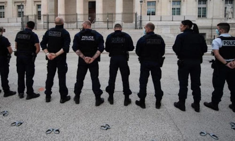 Γαλλία: Αστυνομικοί αντιδρούν επειδή απαγορεύτηκε το κεφαλοκλείδωμα